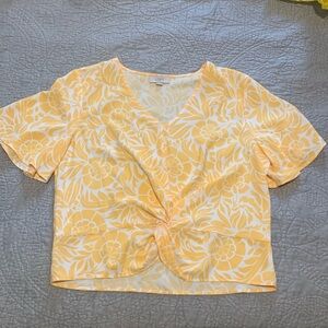 Short sleeve, yellow and white print top, EUC